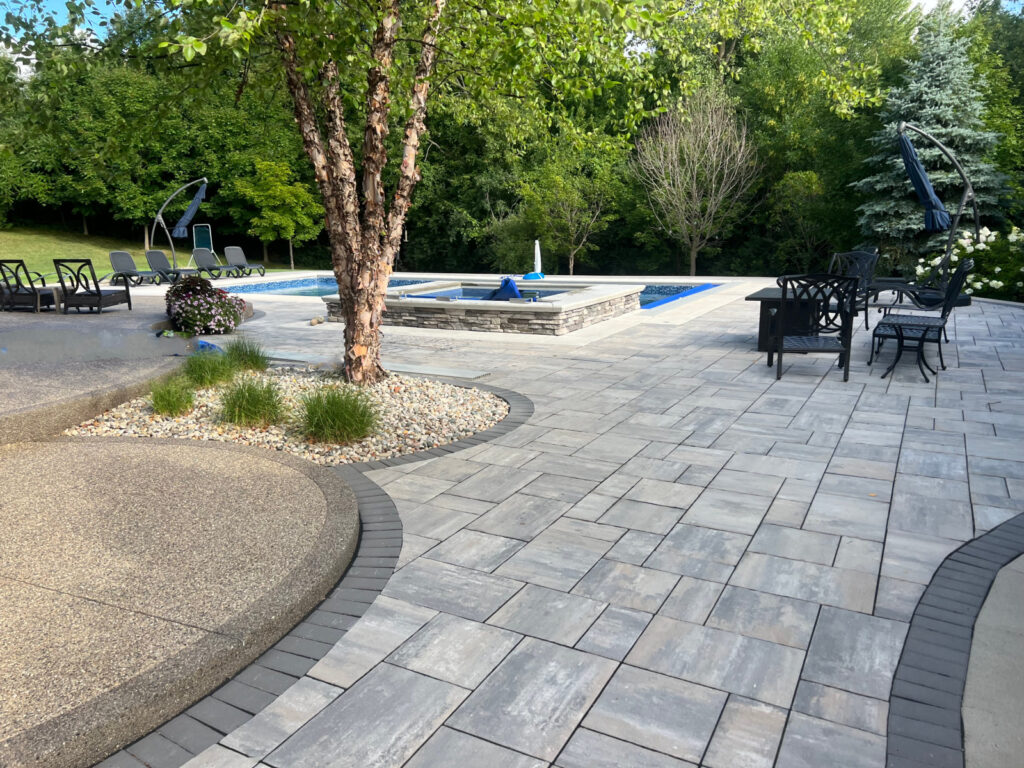 Novi_Swimming_pool_and_spa_withpaver_decking1.jpg