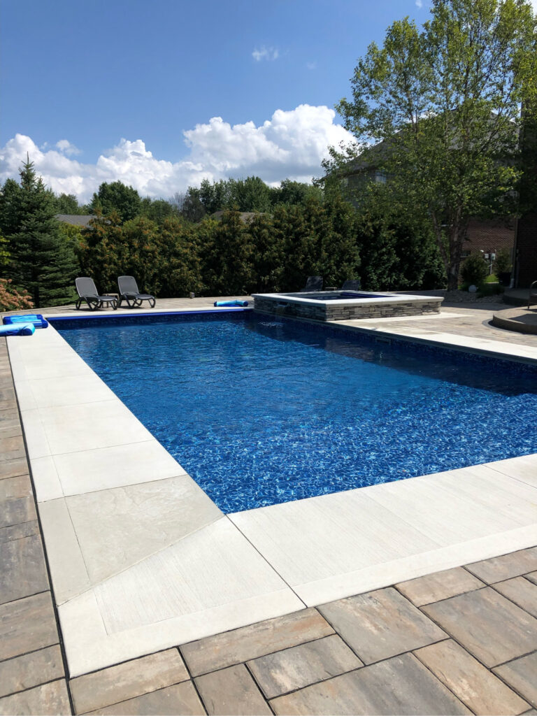 Novi_Swimming_pool_and_spa_withpaver_decking2.jpg